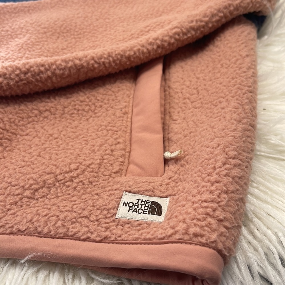 The North Face Women's Cragmont Fleece
1/4 Snap Pullover - Size: Medium NWOT - Picture 11 of 14
